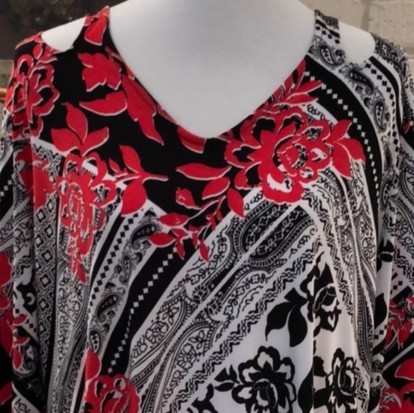 Chico'sRed Black & White V Neck Floral Pullover 3/4 Sleeve Travelers Knit size 3 - Picture 3 of 6